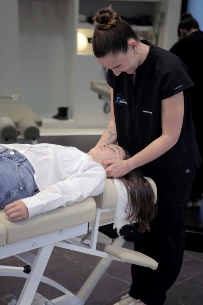 ajuste-cervical-almeria-quiropractica Quiropráctica realizando un ajuste cervical a una clienta en Almería Quiropráctica