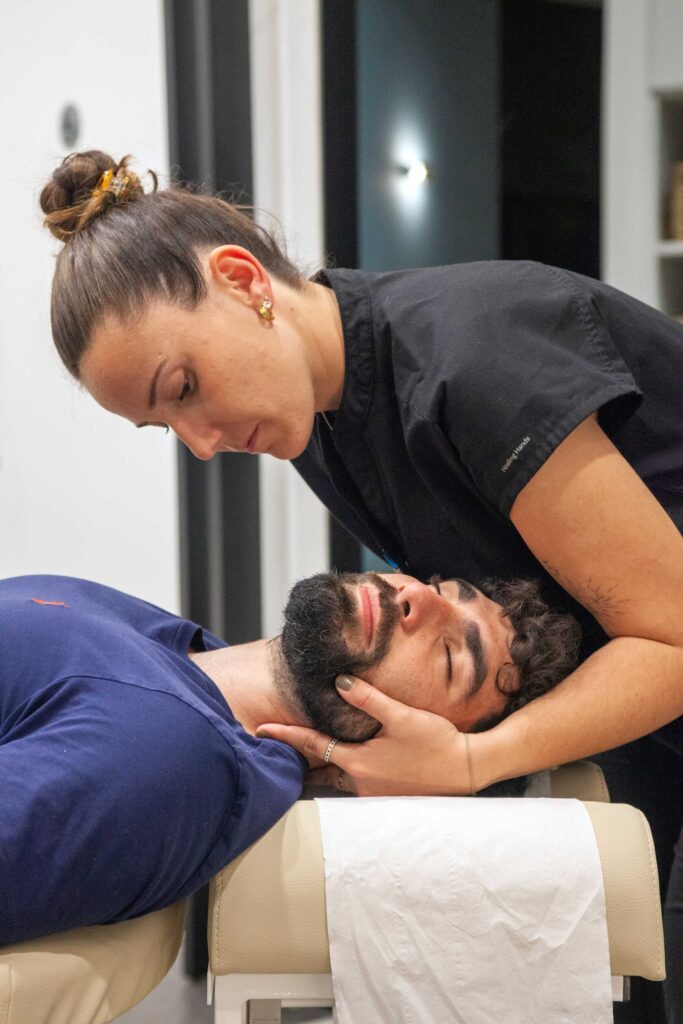 ajuste-cervical-cliente-almeria-quiropractica Quiropráctica realizando un ajuste cervical a un cliente en Almería Quiropráctica