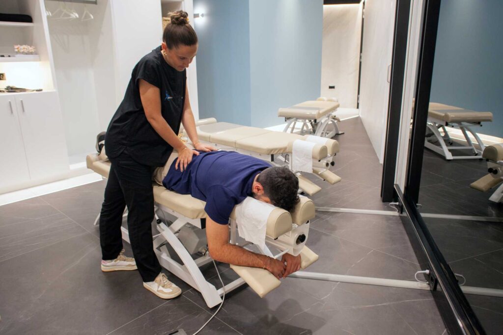 ajuste-lumbar-cliente-almeria-quiropractica Quiropráctica realizando un ajuste lumbar a un cliente en Almería Quiropráctica