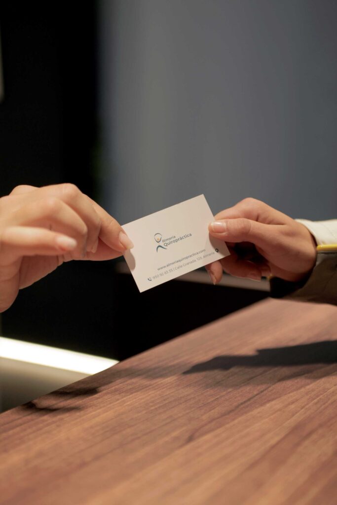 tarjeta-contacto-almeria-quiropractica Entrega de tarjeta de contacto de Almería Quiropráctica a una cliente