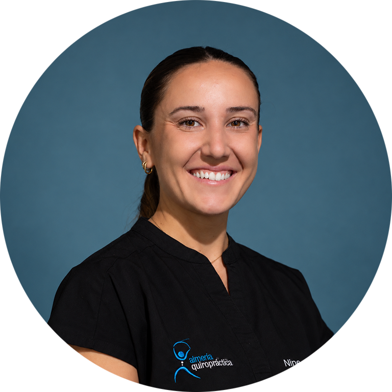 Nine, profesional de Almería Quiropráctica, sonriente y con uniforme negro